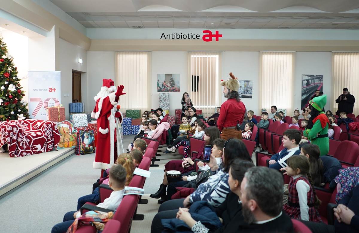 Crăciun cu bucurie, adus de angajaţii Antibiotice Iaşi pentru 100 de copii din familii numeroase